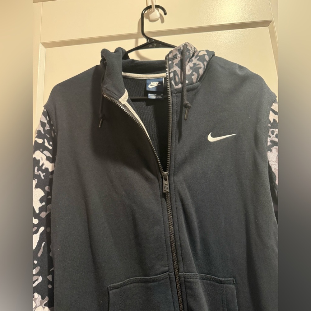 Nike Vintage Men’s Zip Up Black Hoodie with Patterned Sleeves Size M - Picture 3 of 9